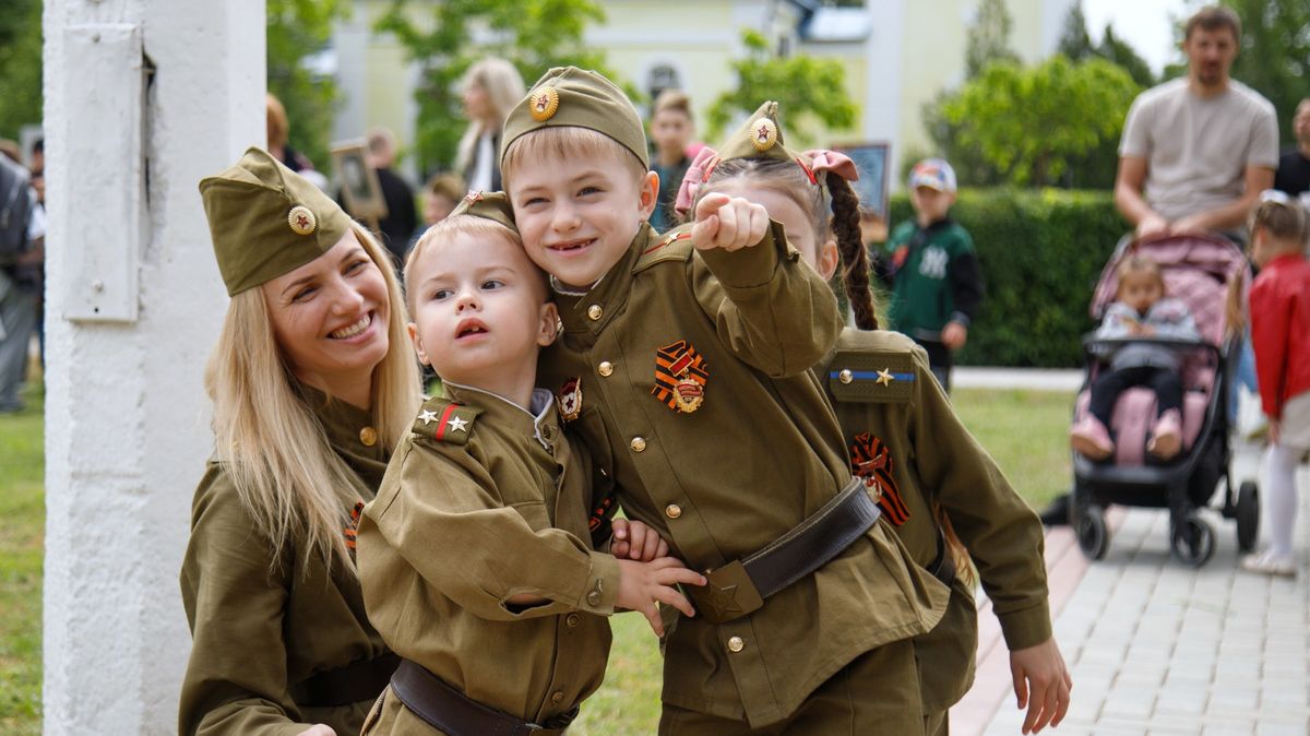 Do školky v uniformě. Sto tisícům moldavských dětí separatisté vymývají mozky válkou