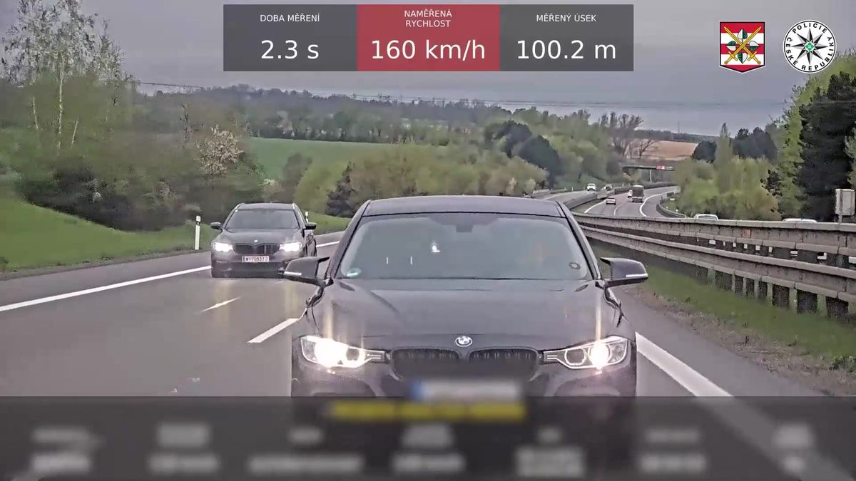 Řidička BMW se ve sto šedesáti na D1 lepila na auto před sebou a problikávala ho. Byli to policisté