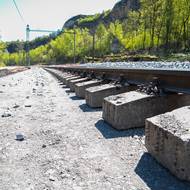 Přes Velikonoce se pracovalo na jedné z kolejí mezi Karlštejnem a Srbskem. Sanační stroj kompletně vyměnil železniční spodek (štěrkový základ) a svršek.