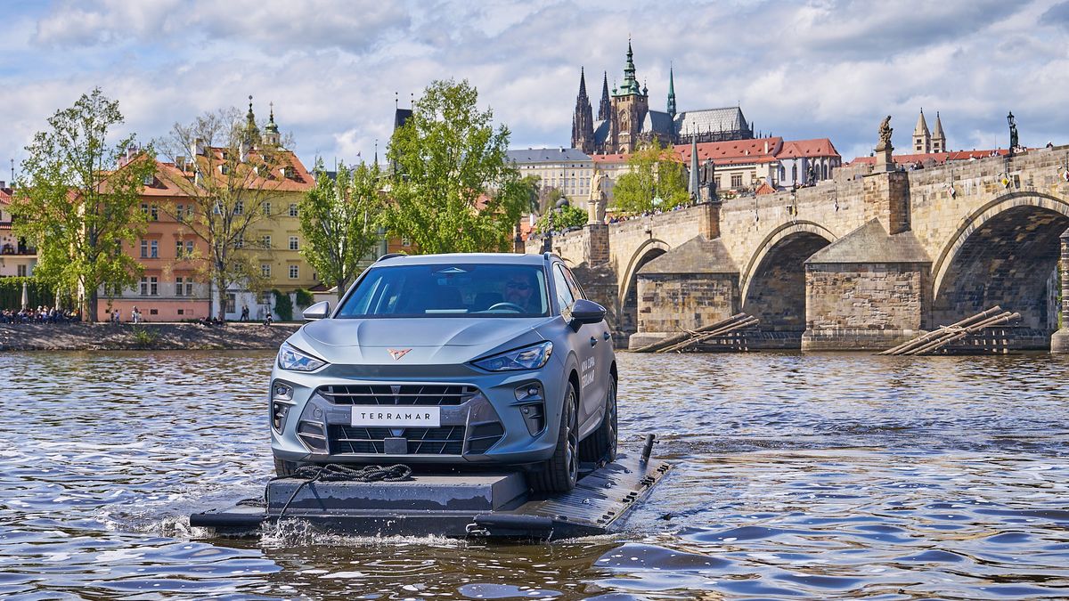 Prahou se prohnala unikátní Cupra Terramar, silnice nepotřebovala