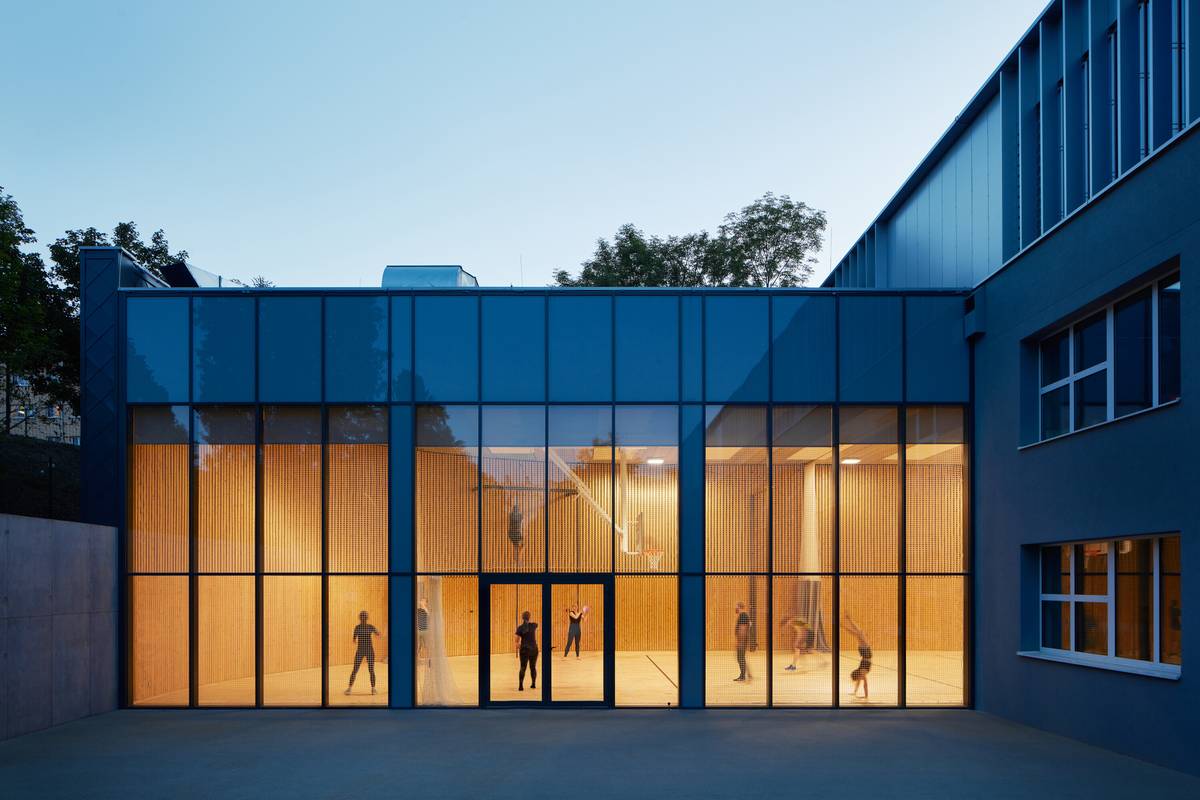 Střecha tělocvičny byla využita jako jedna z teras.