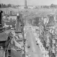 Pařížská ulice během stavby pomníku