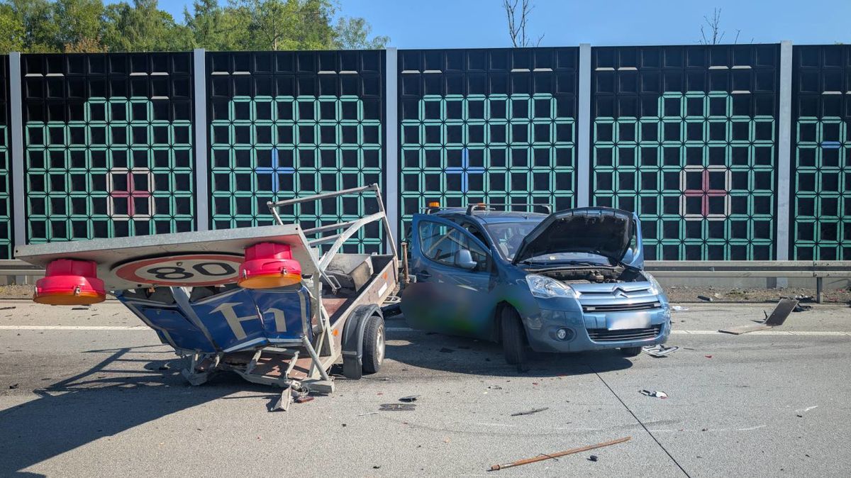 Nehoda dvou aut na D48 smetla auto s pracovníky, kteří prováděli dopravní značení