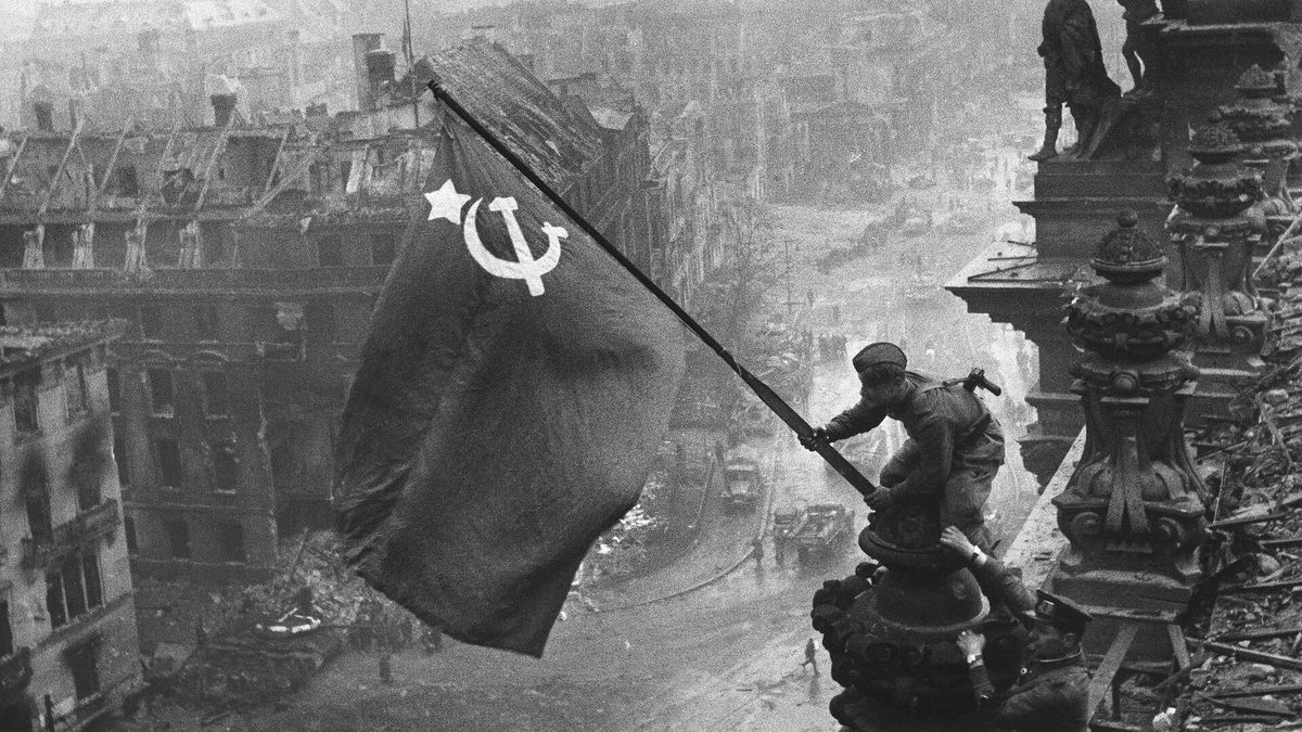 FOTO: Sovětská vlajka zavlála nad Reichstagem. Před 80 lety kapituloval Berlín