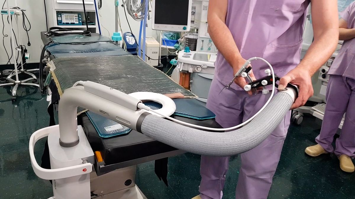 Při prvním zvuku jen lehce povzdechla. Lékaři v Brně unikátní operací vrátili sluch roční holčičce