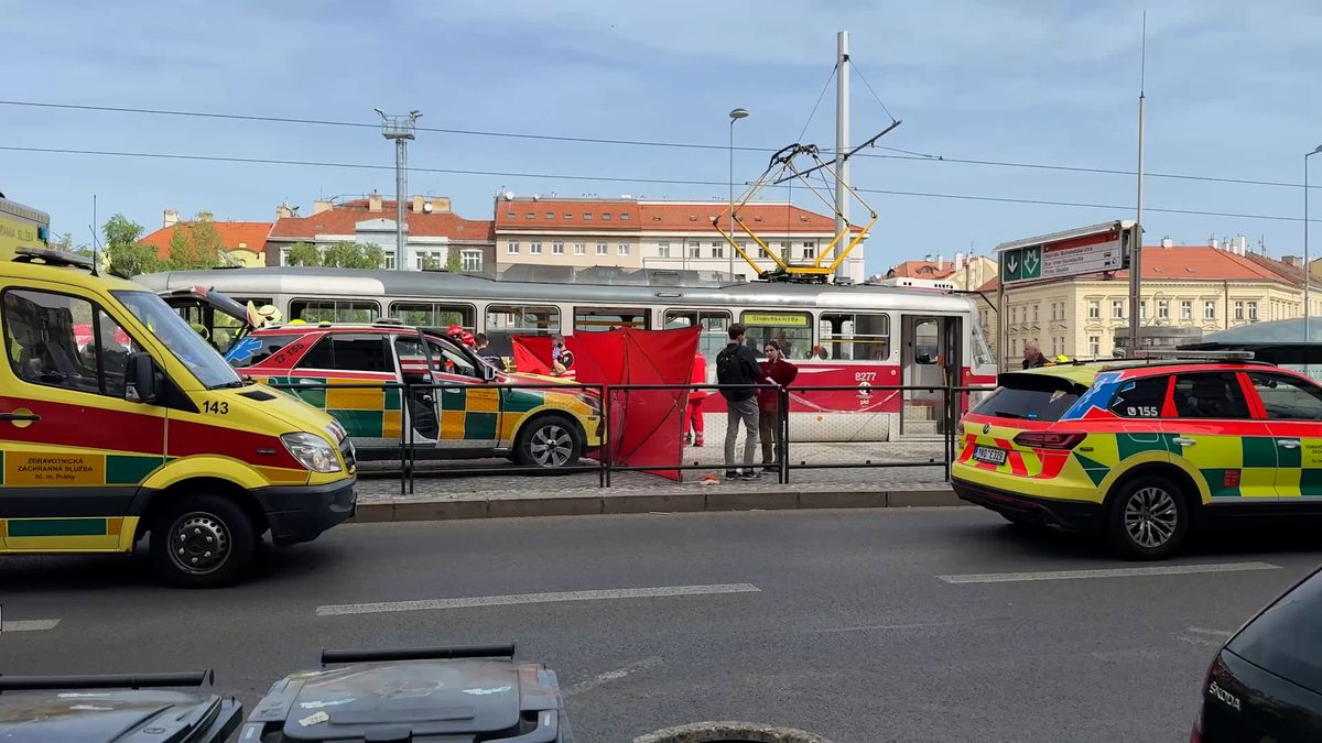 Tramvaj v Praze srazila dvanáctiletého chlapce. Na místě zemřel
