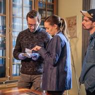 Dalšími členy týmu jsou kapitánka Elijášová (Jana Pidrmanová) a kapitán Mencl (Petr Buchta). 