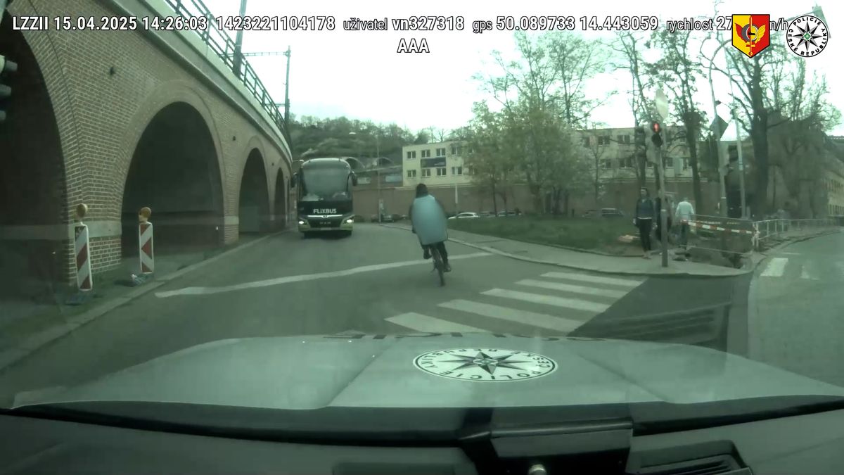 Kurýr s jídlem se na kole snažil v centru Prahy ujet policejnímu autu