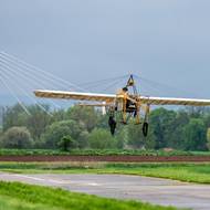 První let se uskutečnil před 115 lety  na vojenském cvičišti, v místech dnešního pardubického sídliště Dukla.
