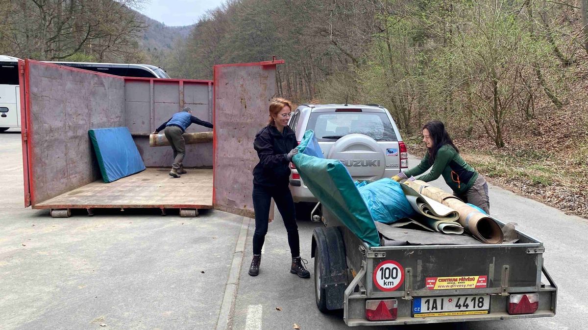 Množství pohozeného odpadu v přírodě po dlouhých letech konečně ubývá, ochranáři už z lesů netahají ledničky