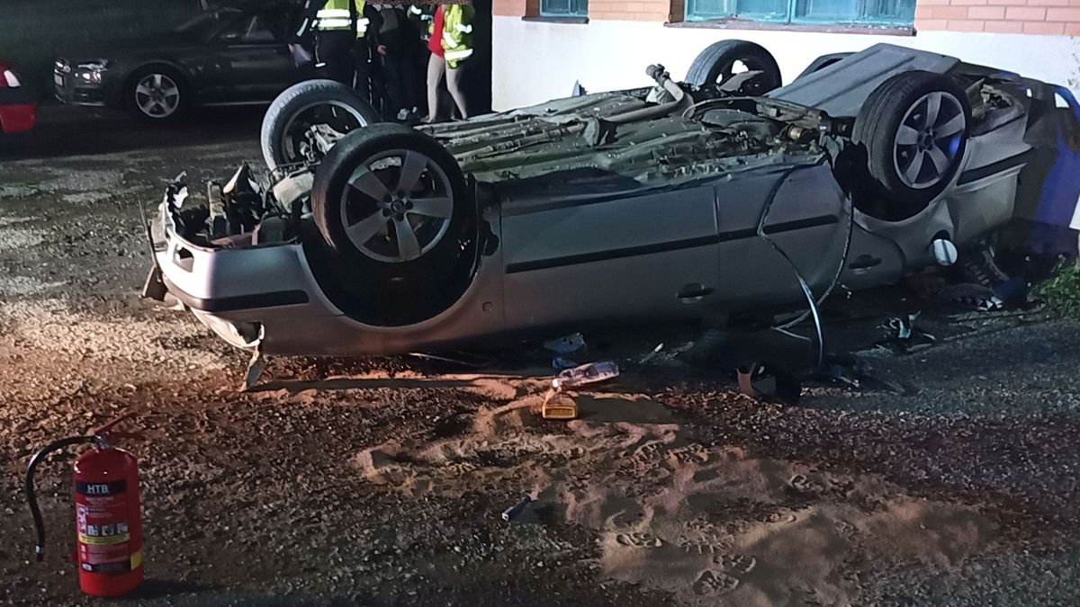 Na Vsetínsku skončilo osobní auto na střeše, dva lidé utrpěli zranění