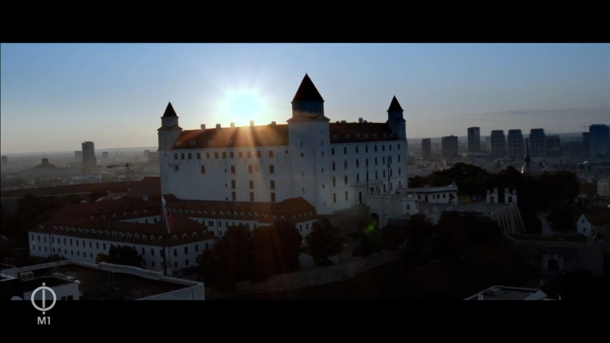 Maďarská státní televize vysílá národní hymnu se záběry na Bratislavský hrad