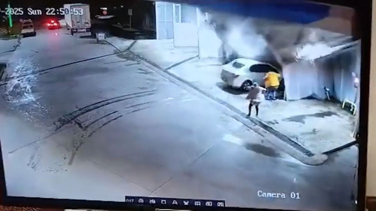 Kamera zachytila, jak sesuv půdy v Turecku v mžiku srovnal se zemí automyčku. Tři lidé zemřeli