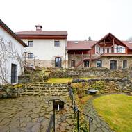 „Nikdy jsem ve svém životě nic neopravoval, pořád jsem jenom hrál. Až tady se vše změnilo. Jsou tu vlastně čtyři stavení, která se musela zrekonstruovat. Postupně se prostě naučíš,“ říká náš hostitel. 