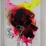 Asambláž z cyklu AI-IA využívá starých mobilních telefonů.