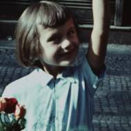 Kam asi došla tato holčička? Záběry z let 1950–1953