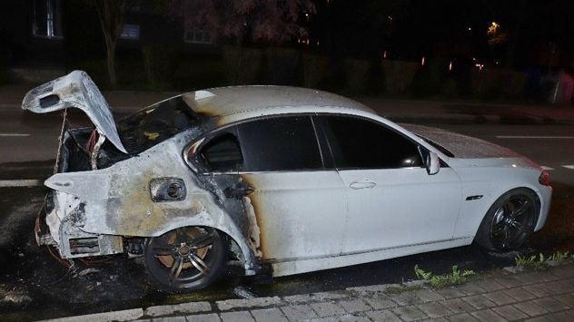 Zuřivý konflikt v Havířově skončil podpálením auta. Žhář si pro benzin zajel taxíkem