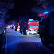 Kolona hasičských vozidel u příjezdu ke skládce