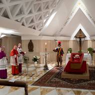 Papež ve své závěti rozhodl, že nebude pohřben v bazilice sv. Petra, ale v  bazilice Panny Marie Sněžné, kam se chodil modlit.  