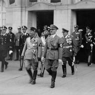 Záběr z návštěvy italského fašistického vůdce Benita Mussoliniho (vlevo) v Německu v roce 1937, vpravo Adolf Hitler, za ním Herman Göring