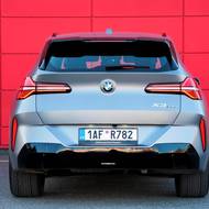 Zádi dominují především výrazná světla.