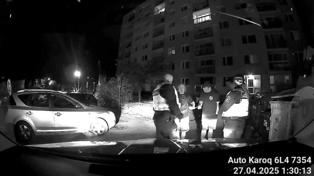 Slavící kamarády museli v Jablonci z pout osvobodit až přivolaní hasiči