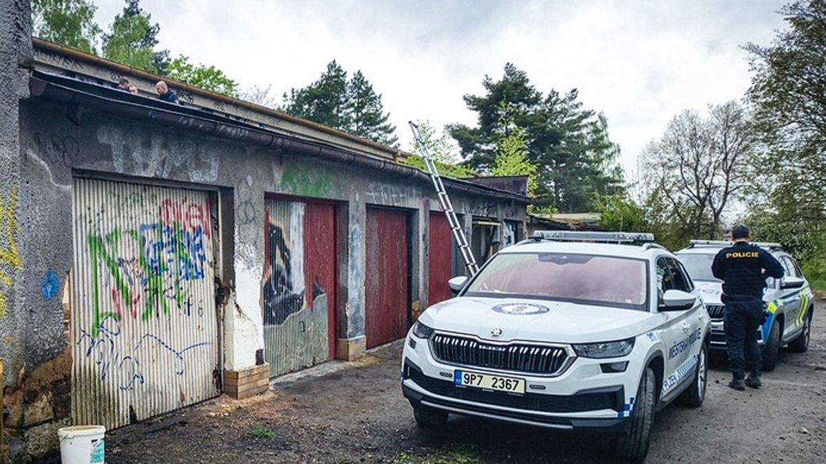 Z opuštěných plzeňských garáží si bezdomovci udělali šestipokojový průchoďák