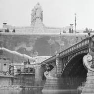 Podstavec zapuštěný do letenského svahu, který zde stojí dodnes, měří 15 metrů na výšku. Samotné sousoší mělo 15,5 metru na výšku a 22 metrů na délku.