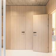 S černými rámy dveří a oken je sladěna barva klik na dveřích.