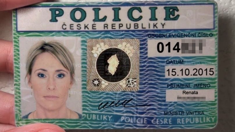 Kyberšmejdi při okrádání přitvrdili. Prohlédněte si falešné verze policejních průkazů