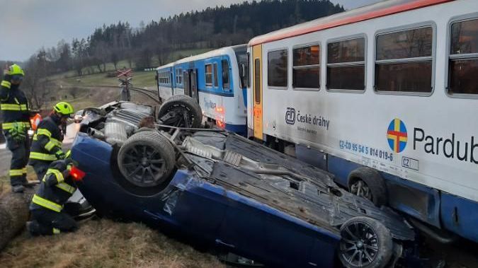 BMW na Svitavsku skončilo po střetu s vlakem na střeše