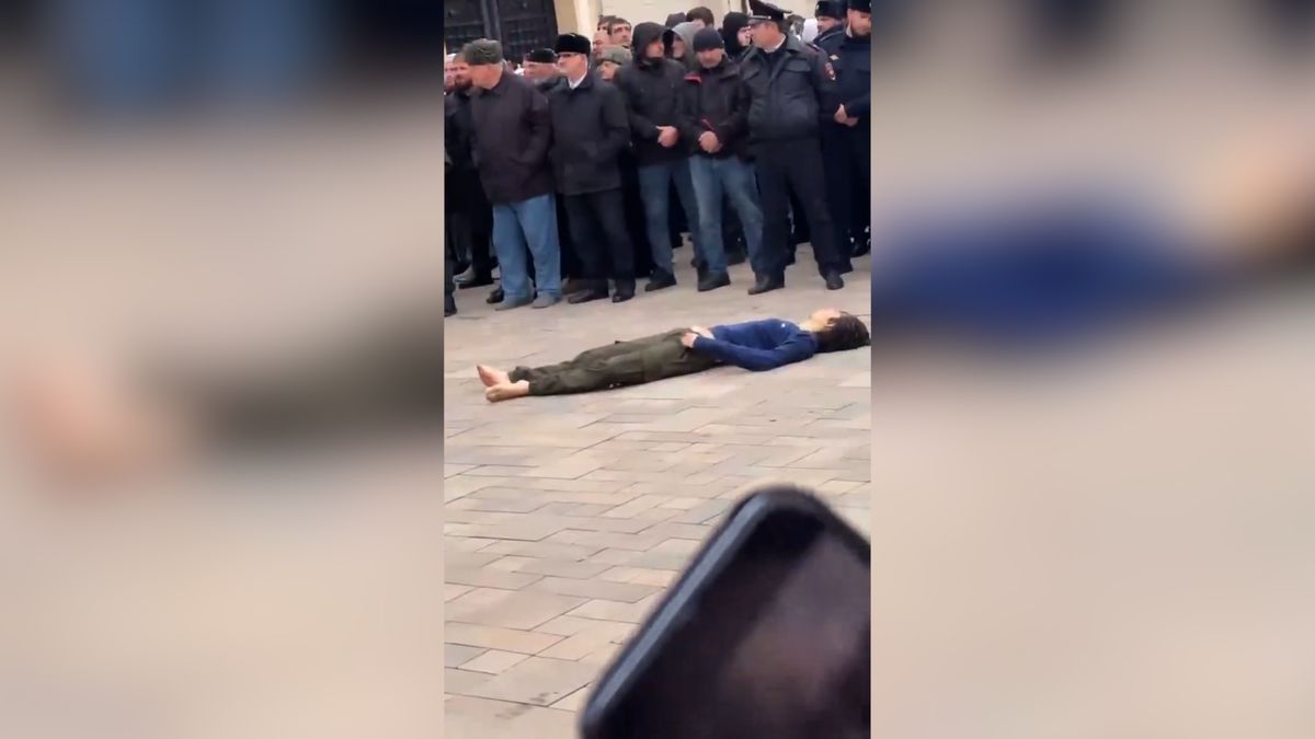V Čečensku veřejně vystavili tělo zabitého mladíka. Přijít podívat se musely všechny děti z okolí