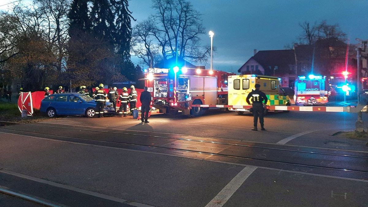 Tragický střet na přejezdu v Poděbradech. Srážku s vlakem řidič nepřežil