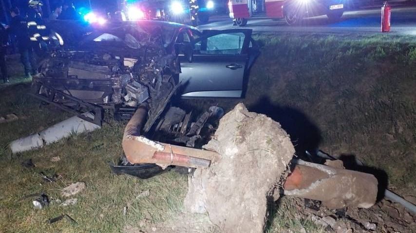 Auto na Vysokomýtsku skončilo po nárazu do sloupu zdemolované, jeden člověk se zranil