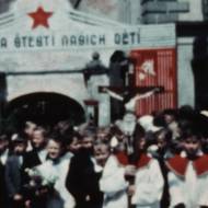 Mír a štěstí našich dětí. Záběry z let 1950–1953, komunisté již chystají účtování s církví.