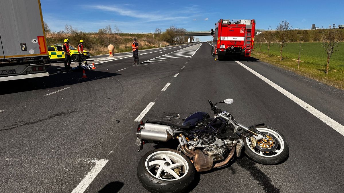 Na dálnici D4 se srazil motorkář s náklaďákem, nehodu nepřežil