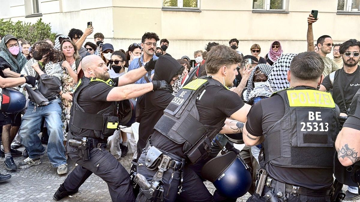 Propalestinští aktivisté zdemolovali berlínskou univerzitu, na policisty lili moč
