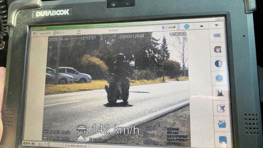 Přerovem se hnal motorkář rychlostí 142 km/h. Na místě přišel o řidičák