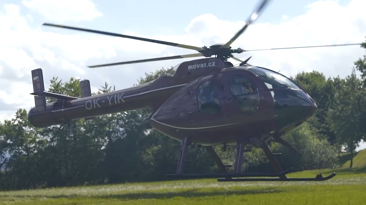 Vrtulník, který strhl dráty vysokého napětí, pilotoval vlivný podnikatel z Klatovska