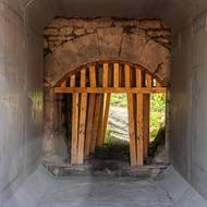 Takto vypadá železniční propustek během rekonstrukce. Osadí se zde nová nosná konstrukce a pak se provádí ražba vnitřku. Provoz probíhá vždy jen pod jednou kolejí, která je zrovna vyloučená.