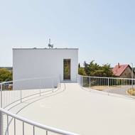 Na střeše vznikla prostorná terasa. 