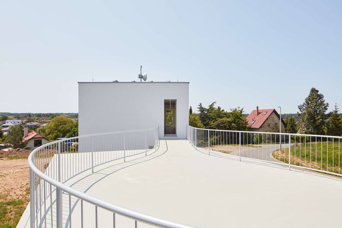 Na střeše vznikla prostorná terasa. 