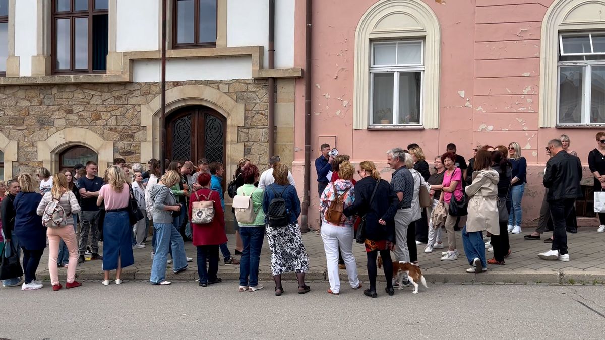Rodiče a učitelé demonstrovali před radnicí v Hustopečích. Trvají na odvolání ředitele ZŠ