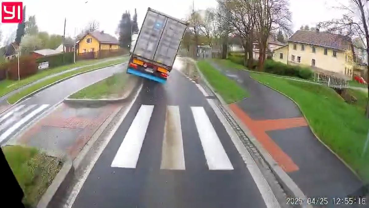 Řidič kamionu zřejmě usnul za volantem a na Chebsku málem smetl protijedoucí fabii