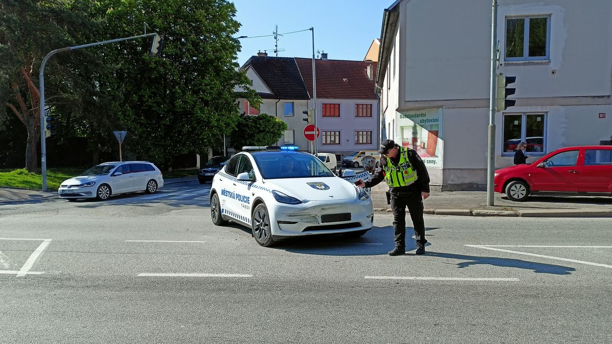 Táborští strážníci bourali v nové tesle