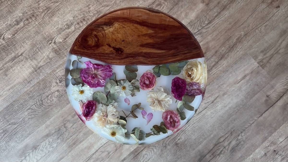 Pryskyřice a sušené květiny jsou základními surovinami tvoření Terezy Šnoblové.  