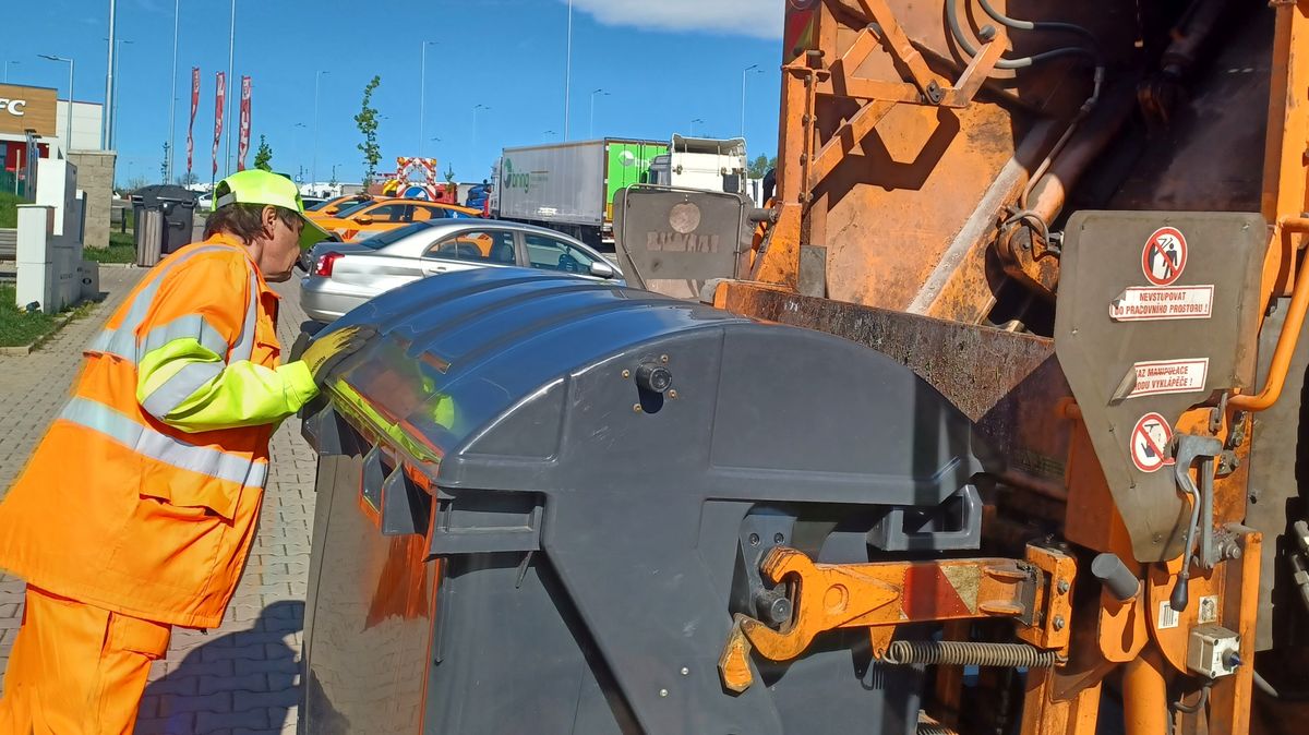 Vztyčený prostředníček či blokování kontejnerů. Popeláři mnohde čelí vzrůstající agresivitě