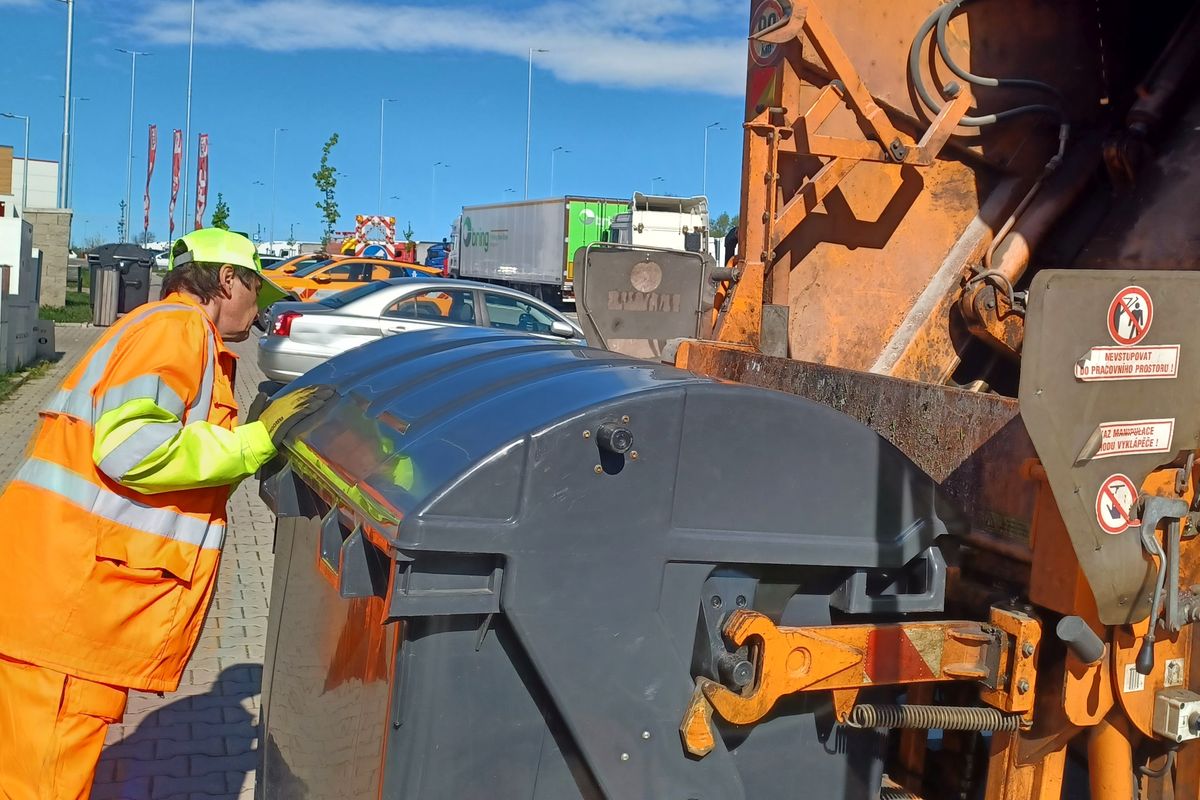 Vztyčený prostředníček či blokování kontejnerů. Popeláři mnohde čelí vzrůstající agresivitě