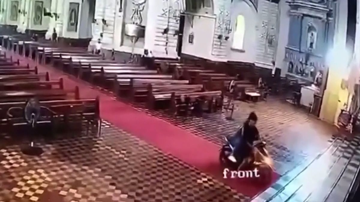 Zkouřený mladík vjel na Filipínách na motorce do kostela. Posadil se do kněžského křesla a tleskal