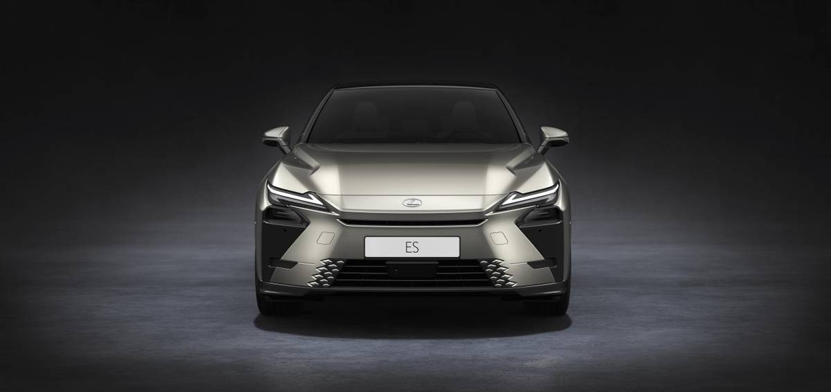 Hybridní model má v masce úzký nasávací otvor.